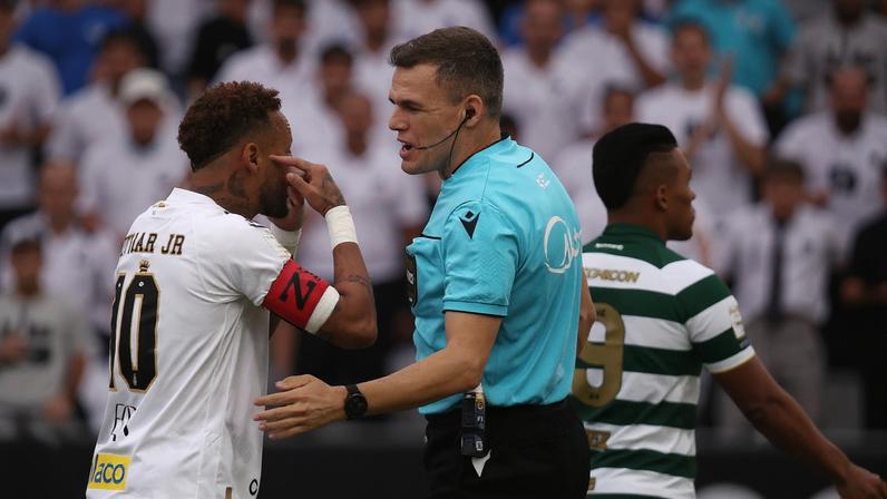 Neymar reclama com árbitro após ser substituído por engano — Foto: Reuters
