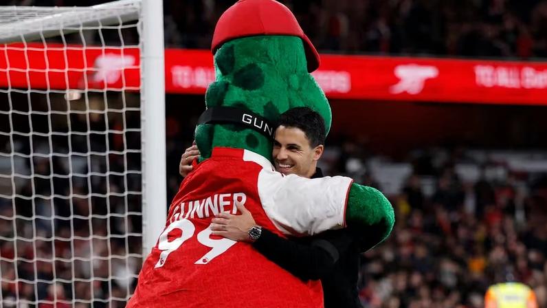 Mikel Arteta é abraçado pelo mascote do Arsenal — Foto: Reuters/Andrew Couldridge