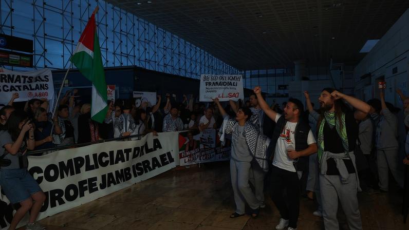 Spanish activists from the Gaza-bound Global Sumud Flotilla, detained by Israeli forces after their vessels were intercepted in international waters in the Mediterranean, arrive at Josep Tarradellas Barcelona-El Prat Airport, in Barcelona, Spain, May 23, 2026. REUTERS/Albert Gea