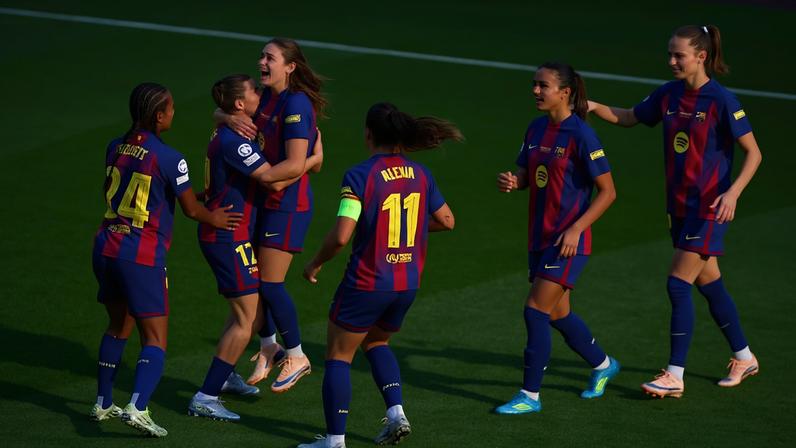 Jogadoras do Barcelona comemoram um dos gols de Ewa Pajor sobre o Lyon — Foto: REUTERS/Yves Herman