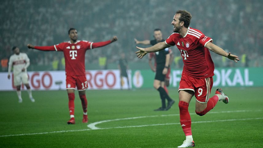 Harry Kane comemora um dos seus gols na vitória do Bayern sobre o Stuttgart na final da Copa da Alemanha — Foto: REUTERS/Annegret Hilse