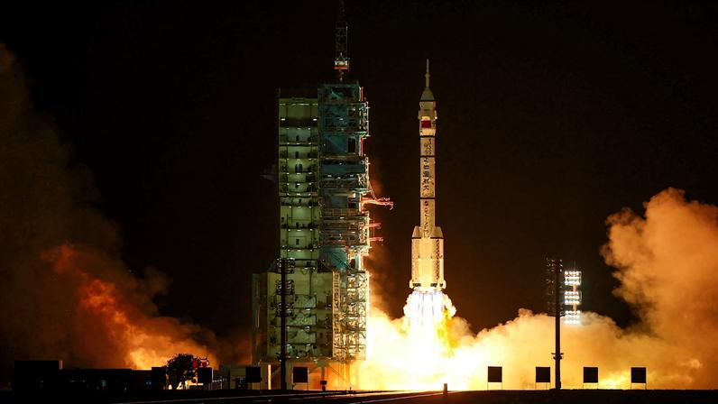 Foguete lançado às 12h deste domingo (24) - no horário de Brasília - levará a espaçonave Shenzhou e seus três tripulantes para a estação espacial onde um deles permanecerá por um ano inteiro.