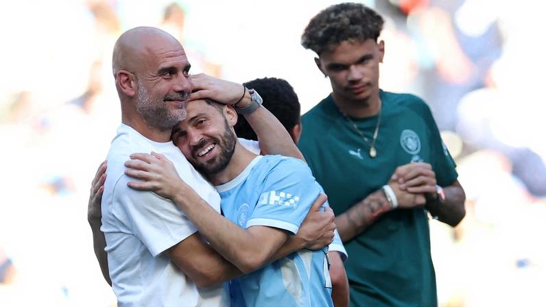 Pep Guardiola e Bernardo Silva se despedem do Manchester City — Foto: Phil Noble/Reuters