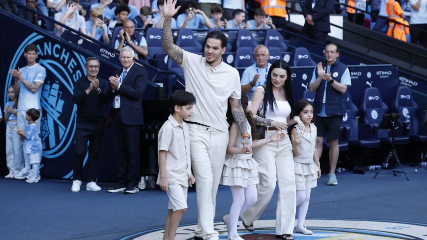 O goleiro Ederson é homenageado pelo Manchester City — Foto: REUTERS/Jason Cairnduff
