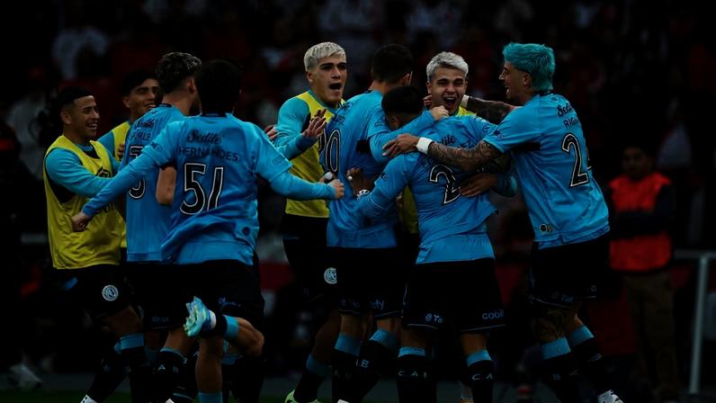 Belgrano vira sobre o River Plate — Foto: Reuters