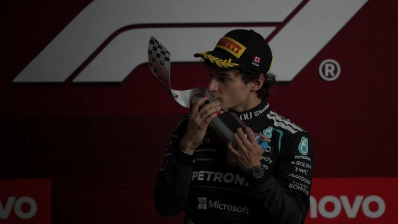 Kimi Antonelli beija o troféu de vencedor do GP do Canadá — Foto: Mathieu Belanger/Reuters