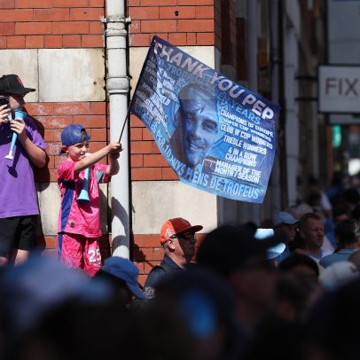 Guardiola se despede da torcida do Manchester City em desfile com taças