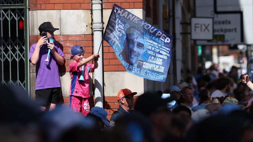 Torcedores do Manchester City se despedem do técnico Pep Guardiola — Foto: REUTERS/Scott Heppell