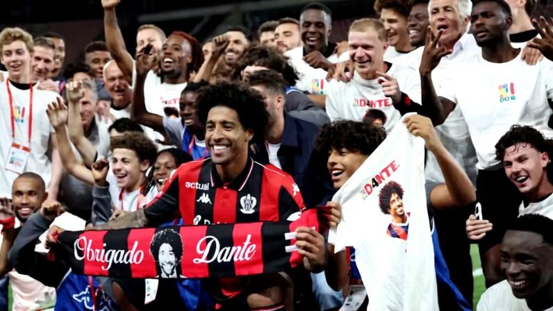 Jogadores do Nice homenageiam o brasileiro Dante, que encerrou a carreira aos 42 anos — Foto: REUTERS/Alexandre Dimou