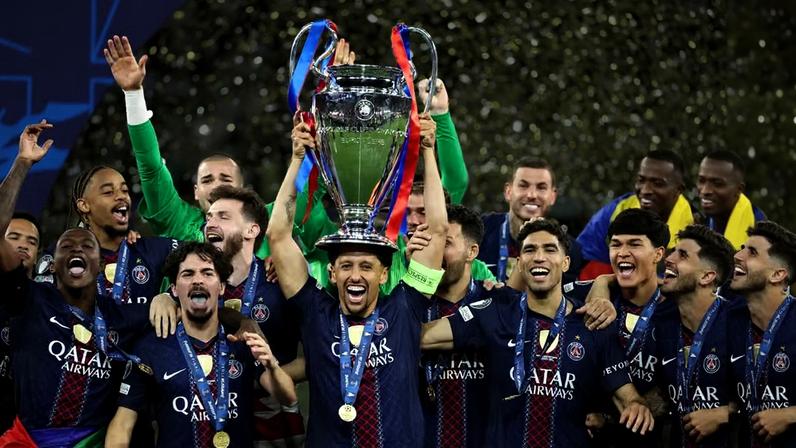 Marquinhos comemora a conquista da Liga dos Campeões 2025/26 — Foto: Reuters