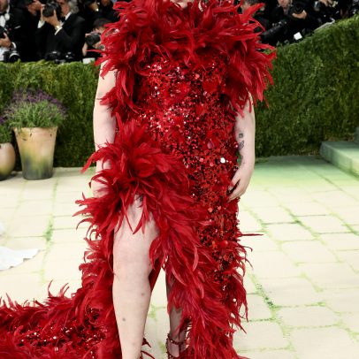 Lena Dunham desfila como showgirl com penas vermelhas no Met Gala 2026
