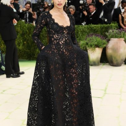 Zoë Kravitz esconde anel de noivado gigante no red carpet da Met Gala 2026