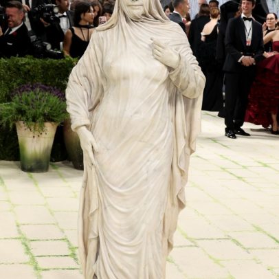 Heidi Klum vira estátua de mármore no tapete vermelho da Met Gala 2026