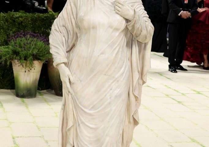 Heidi Klum arrived at the 2026 Met Gala dressed head-to-toe as a marble statue.