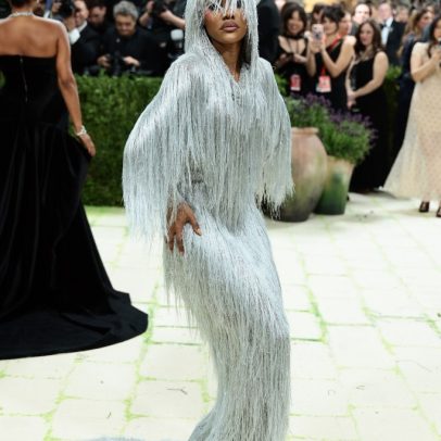 Teyana Taylor desfila no Met Gala 2026 com franjas prateadas de ponta a ponta