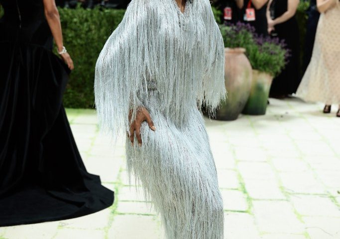 Teyana Taylor hit the 2026 Met Gala red carpet in a custom hooded Tom Ford by Haider Ackermann gown.