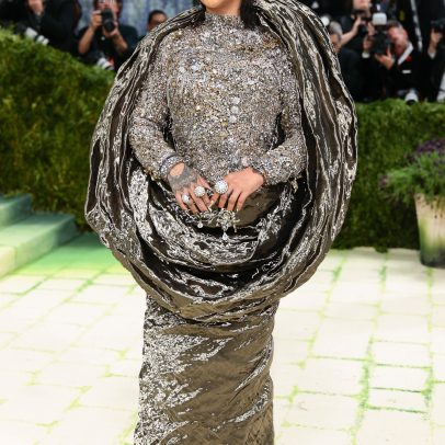 Rihanna brilha com look metálico no red carpet da Met Gala 2026