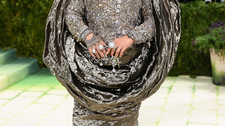 Rihanna brilha com look metálico no red carpet da Met Gala 2026