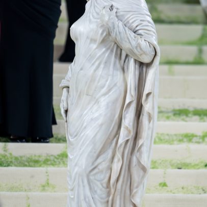Heidi Klum explica como a ilusão da estátua na Met Gala 2026 surgiu