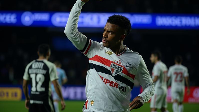 Jogador ficou fora por 12 jogos (Foto: Renato Gizz/ESCOLÁSTICO FOTOGRAFIA/GazetaPress)