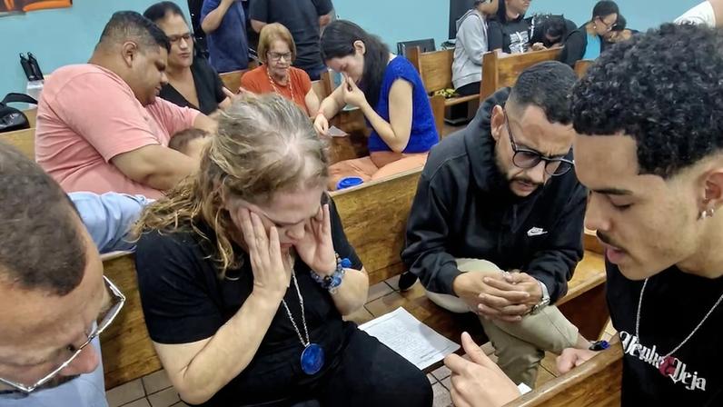 Meninas de mãos dadas orando no DIP 2026 unindo a Igreja Missionária e a Igreja Cristã Evangélica de Jardim Clarice