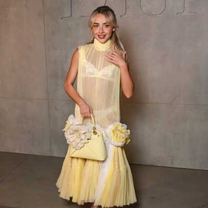 Vestido amarelo manteiga da Dior de Sabrina Carpenter revela lingerie
