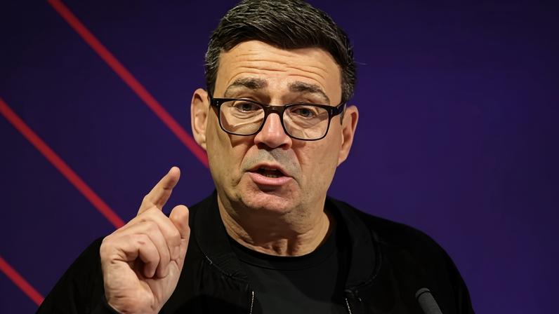 Andy Burnham promete mudar o Labour em desafio direto a Starmer