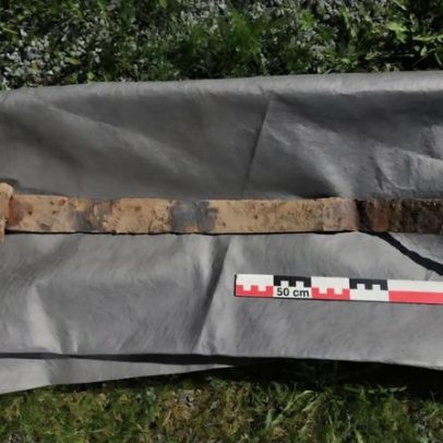 Menino de 6 anos encontra espada viking de 1.300 anos em excursão escolar
