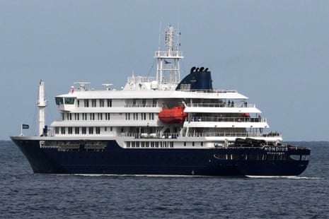 Passageiros britânicos com hantavírus voltam para casa após triagem em Tenerife