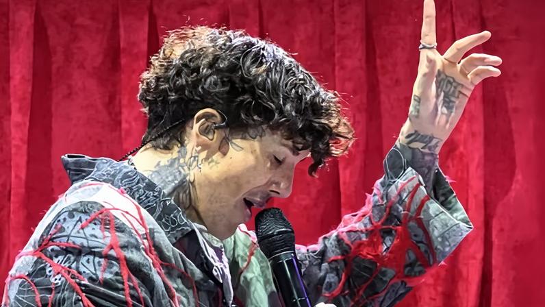 Bring Me the Horizon e Eric Clapton são atingidos por objetos na plateia