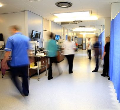 Tempos de espera em hospitais da Inglaterra melhoraram, diz Streeting