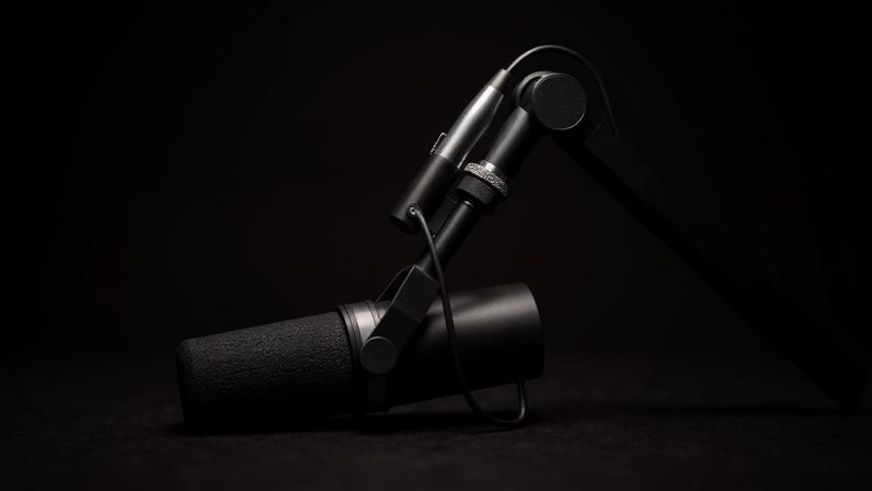 Âncoras de rádio com IA mostram por que ela não pode atuar sozinha