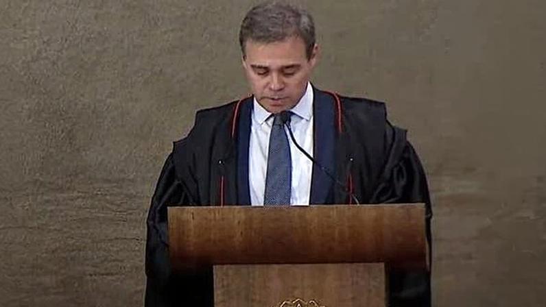 25.jun.2024 - André Mendonça toma posse como ministro do TSE ao lado da presidente do Tribunal, Cármen Lúcia