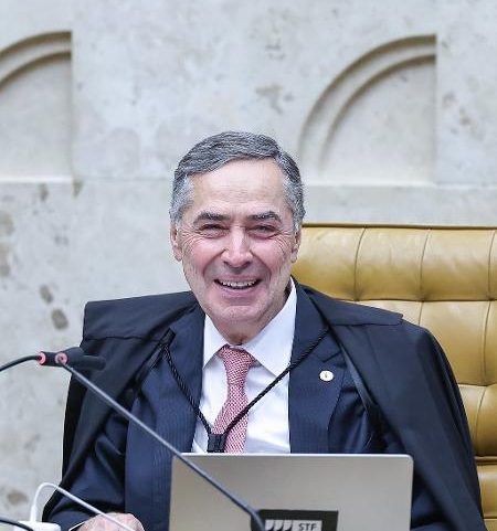 Luís Roberto Barroso ri para o ministro Flávio Dino em sessão de despedida da presidência da Suprema Corte