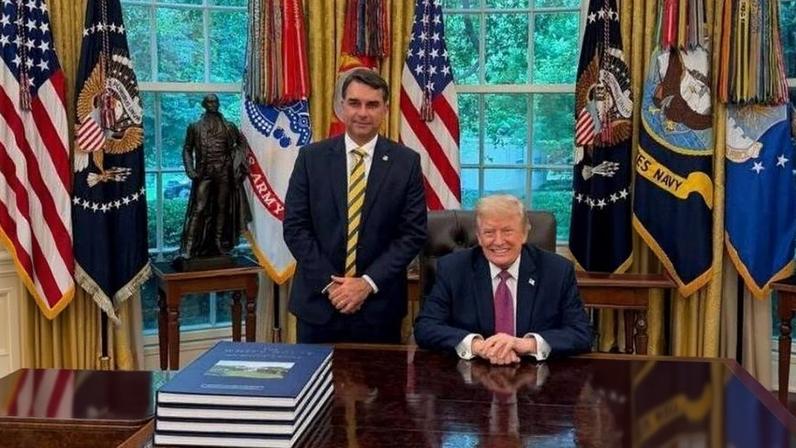 Itamaraty ignora e Planalto minimiza foto de Flávio Bolsonaro com Trump