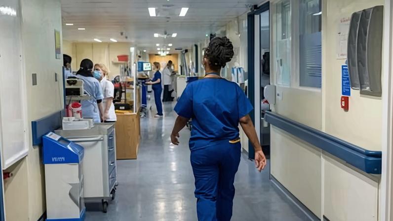 Enfermeiras e parteiras britânicas que deveriam ser banidas atuaram 12 anos