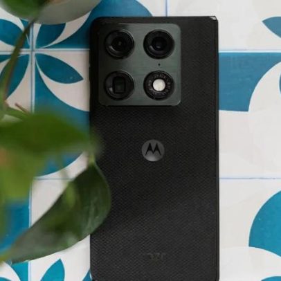 Razr Fold fica no meio do mercado de dobráveis