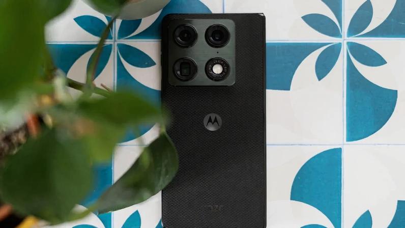 Razr Fold fica no meio do mercado de dobráveis