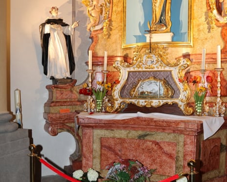Polícia tcheca procura ladrão que roubou crânio de santo de igreja