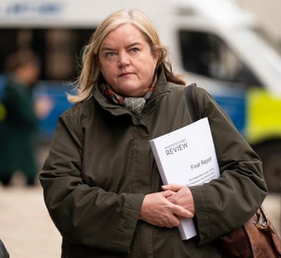 Milhões de cuidadores no Reino Unido vivem em angústia, diz Louise Casey