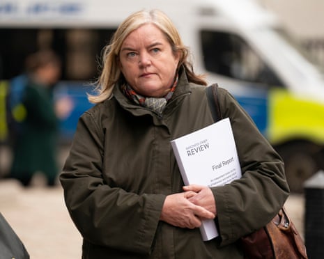 Milhões de cuidadores no Reino Unido vivem em angústia, diz Louise Casey