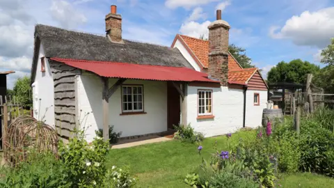Fen Cottage é listado como patrimônio Grade II