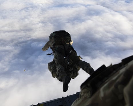 Paraquedistas britânicos aterrissam em Tristan da Cunha durante salto