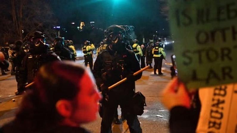 Oficial do ICE é acusado por tiroteio contra venezuelano em Minnesota