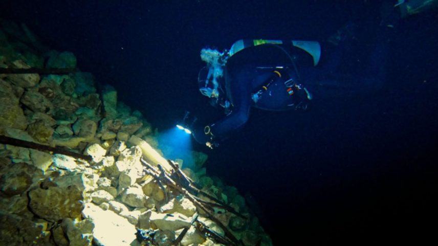 Armas europeias do século XIX são encontradas em cenote no México