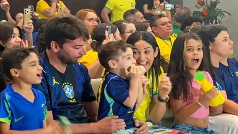 Menino que viralizou ao orar por Neymar celebra convocação na igreja