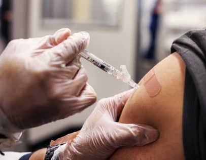 FDA bloqueia estudos que alegavam vacinas COVID e zóster seguras, diz oficial