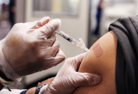 FDA bloqueia estudos que alegavam vacinas COVID e zóster seguras, diz oficial