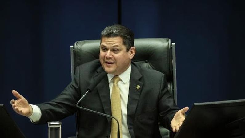 Debates da CPI do Master se tornam teatro em sessão no Congresso