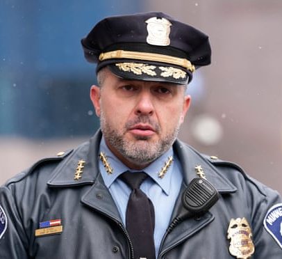 Chefe de polícia de Minneapolis renuncia após investigação de abuso sexual